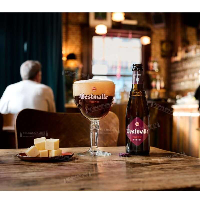 Cerveza trapense Westmalle Dubbel Autentico Producto Trapense. Con su queso