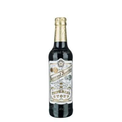 Botella de cerveza Samuel Smith Imperial Stout con su característica etiqueta de diseño victoriano dorado y negro
