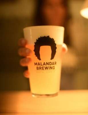 Instalaciones y cervezas artesanas de Malandar Brewing en Rota, Cádiz.