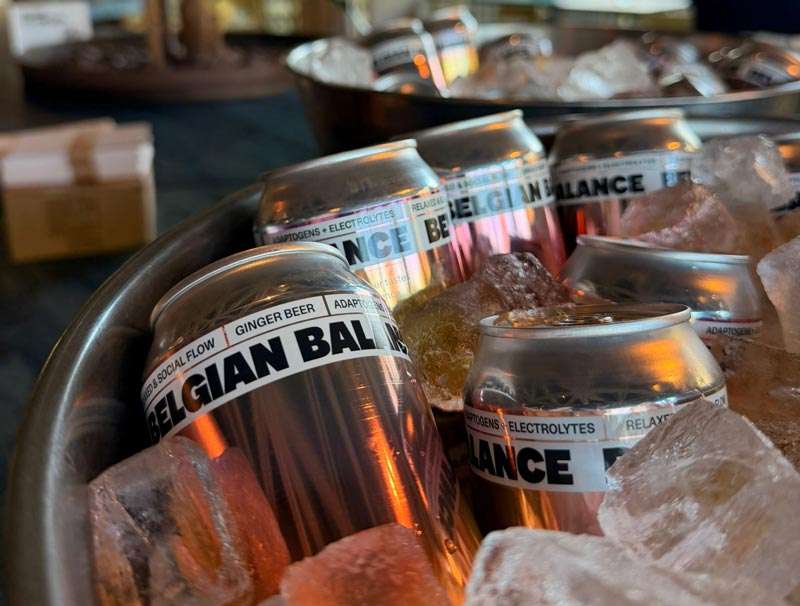 Latas de Belgian Balance IPA, cerveza belga sin alcohol elaborada en Bruselas