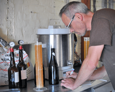 LAurent Agache en su laboratorio de la Brasserie de Cazeau