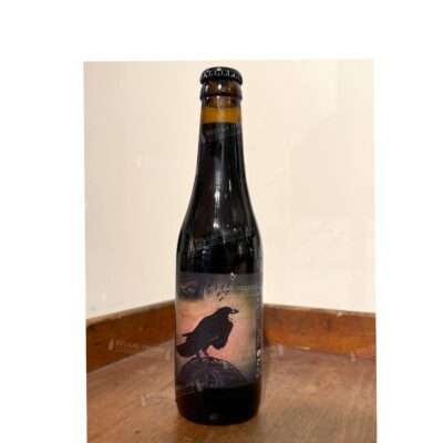Botella de The Crow de White Pony Microbrewery, Russian Imperial Stout con la silueta de un cuervo en la etiqueta