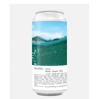 Lata de DosKiwis Tilt West Coast IPA junto a vaso con cerveza dorada y espuma blanca