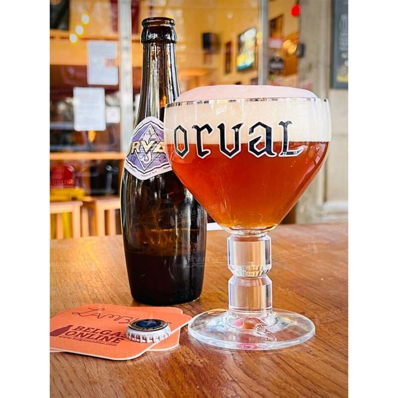 Botella de Orval con su copa, cerveza trapista belga con Brettanomyces de la Abadía de Orval